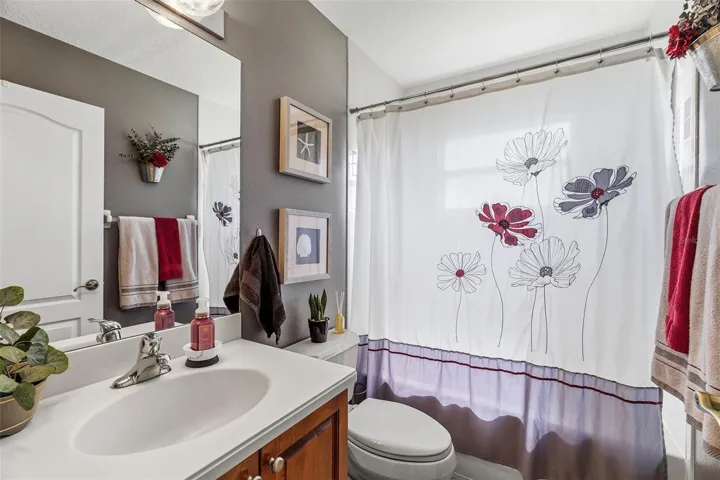 Bathroom 2 with tub/shower combination