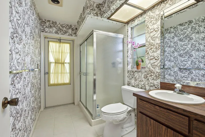Guest/Pool Bath