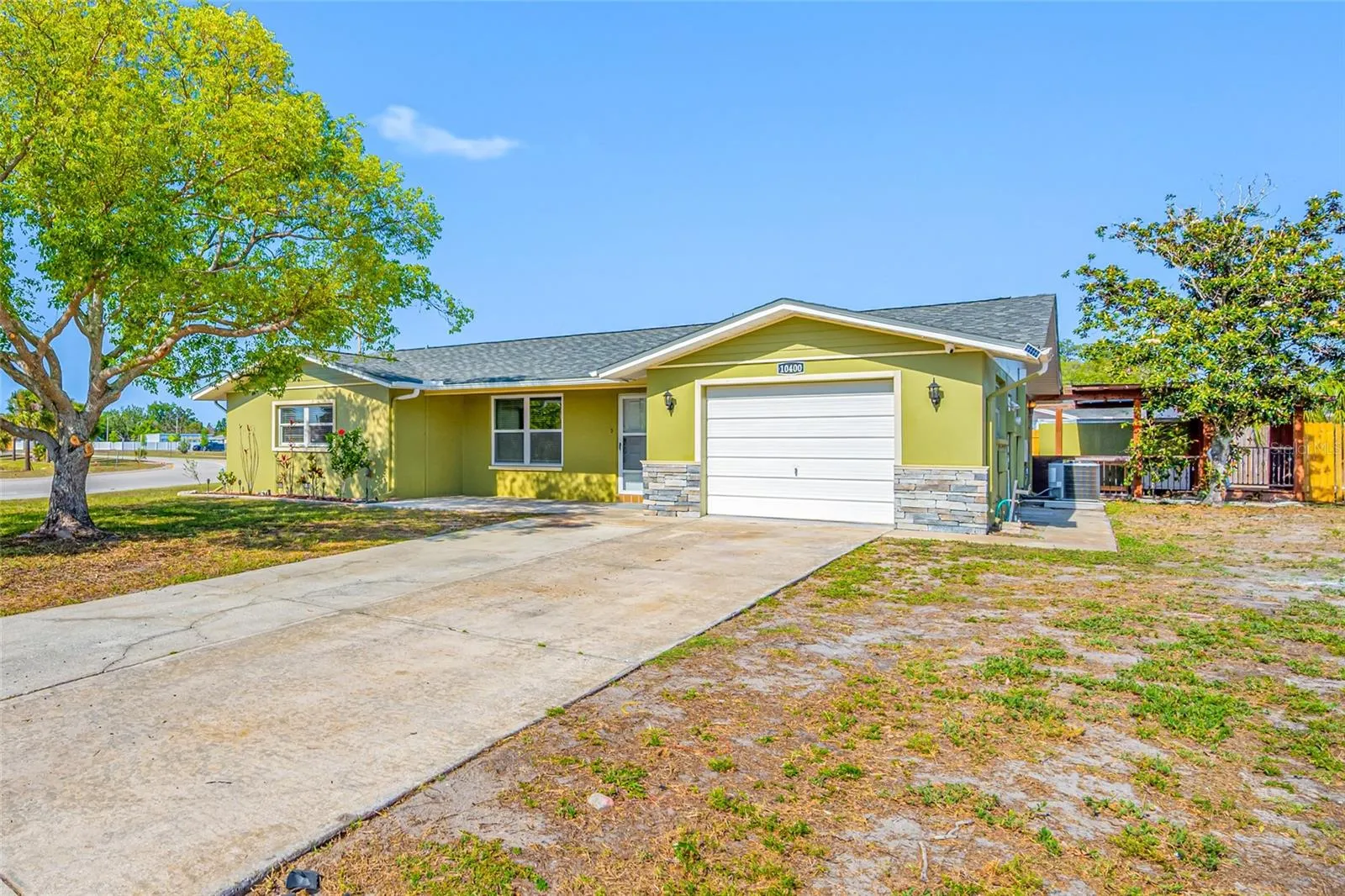 10400 Alice M Court Port Richey FL 34668 - Front lawn