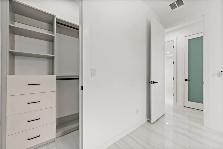 BEDROOM/CLOSET