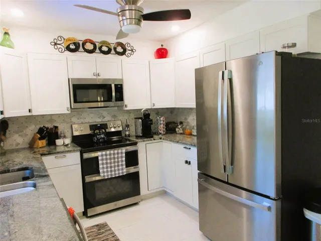 Kitchen: Granite, Stainless