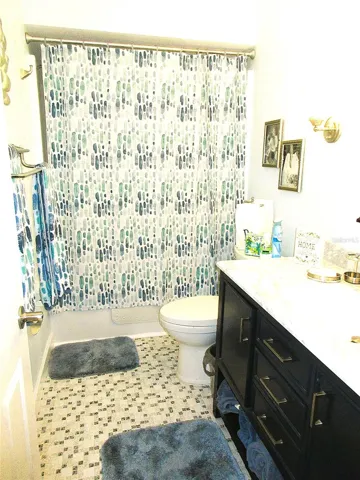 Guest Bath w/ Tub/Shower Combo