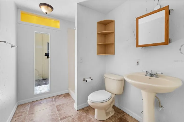 detached Studio Guest House Bathroom