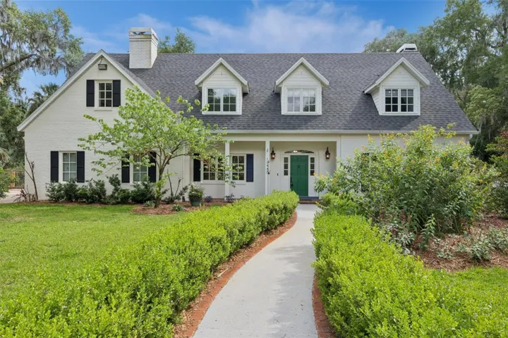 True southern charm, from the outside, in
