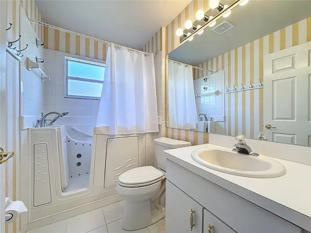 Walk in tub in 2nd Bathroom