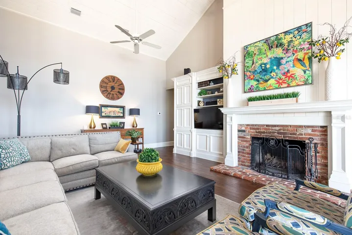 Seamless space for entertaining or large gatherings.