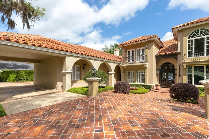 Elegant entry features include PORTE-COCHERE.