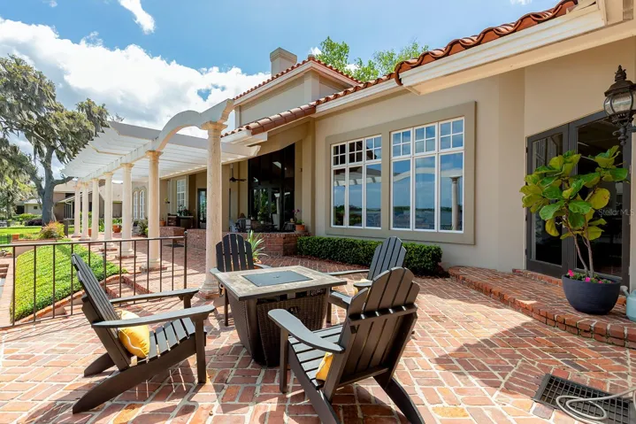 Space for smaller gatherings and intimate conversations.