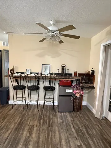 eat in bar off kitchen