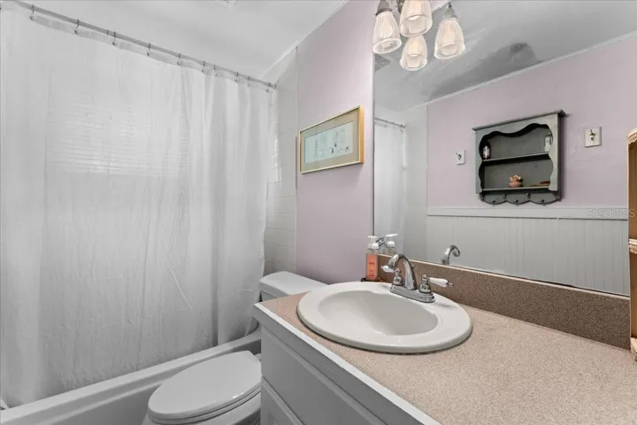 Bathroom with tub/shower