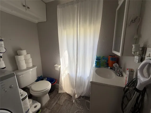 Half bath / Laundry