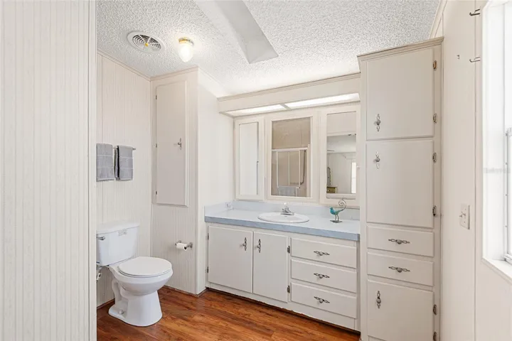 ENSUITE BATHROOM!