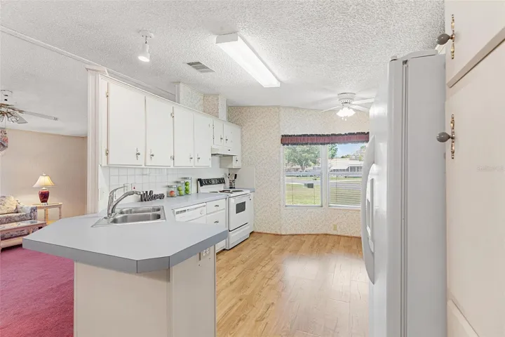 SPACIOUS KITCHEN. NOTE BREAKFAST BAR