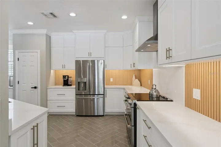 Deep drawers and spice storage.