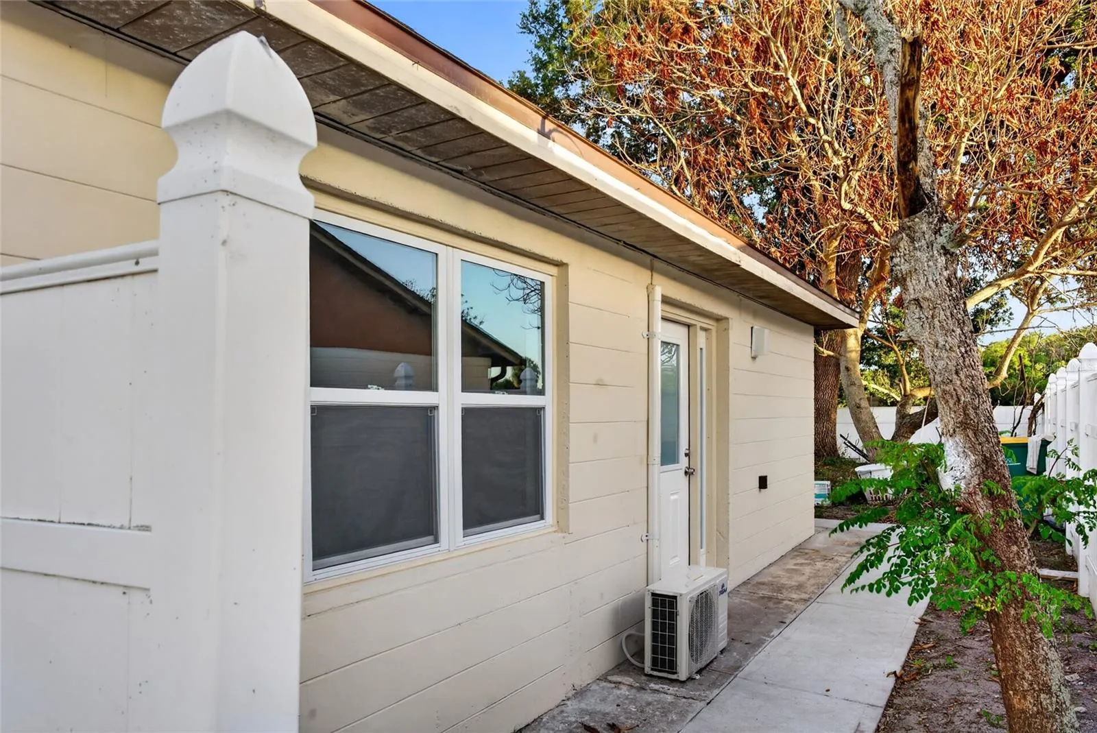 Private Entrance - Side