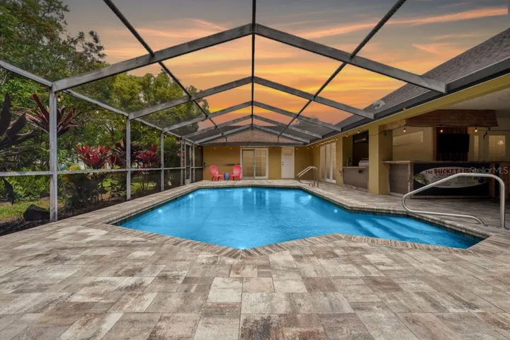 SALT WATER, SCREENED IN POOL!