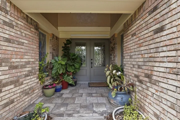 COVERED ENTRYWAY!