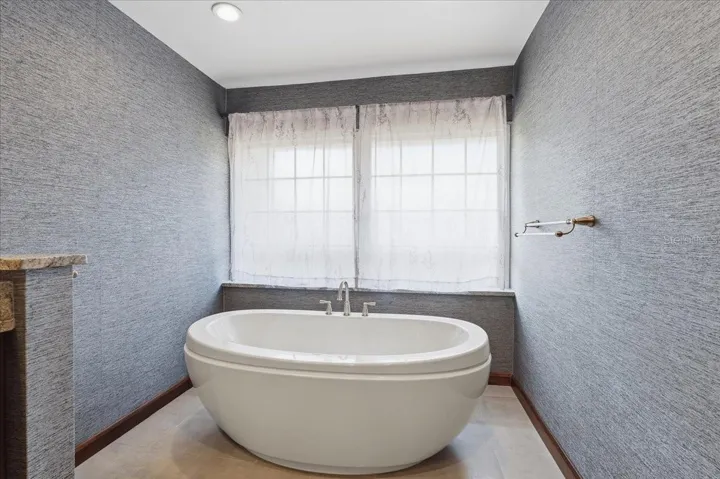 SEPARATE SOAKING TUB!
