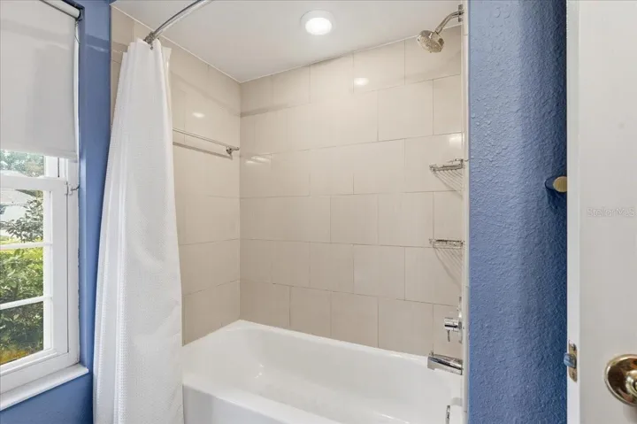 SHOWER/TUB COMBO!