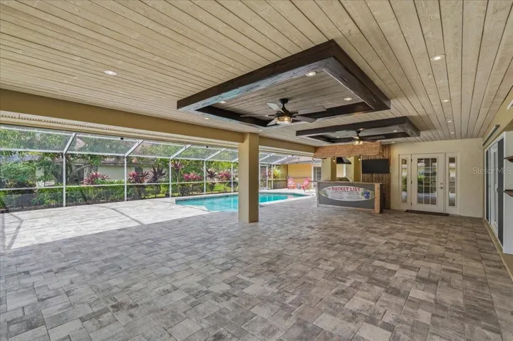 OVERSIZED, COVERED LANAI!