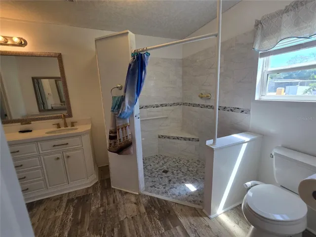 Spacious roll-in shower. Toilet with bidet.