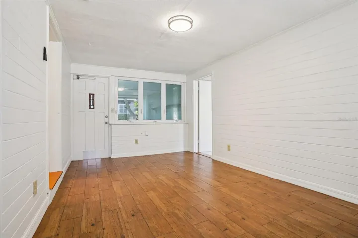 1816 Weltin Flex Room / Den