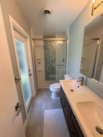 Second primary en-suite bathroom