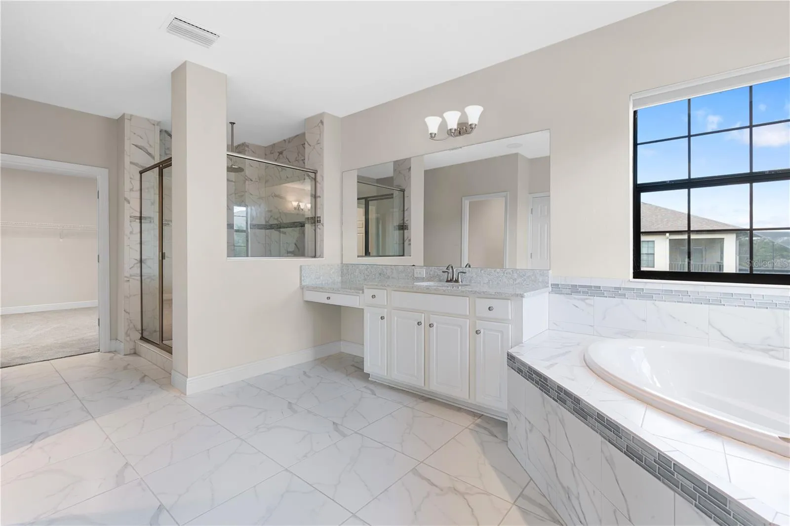 upstairs master bath 3
