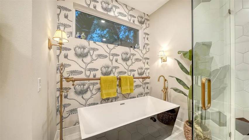 Luxurious soaking tub