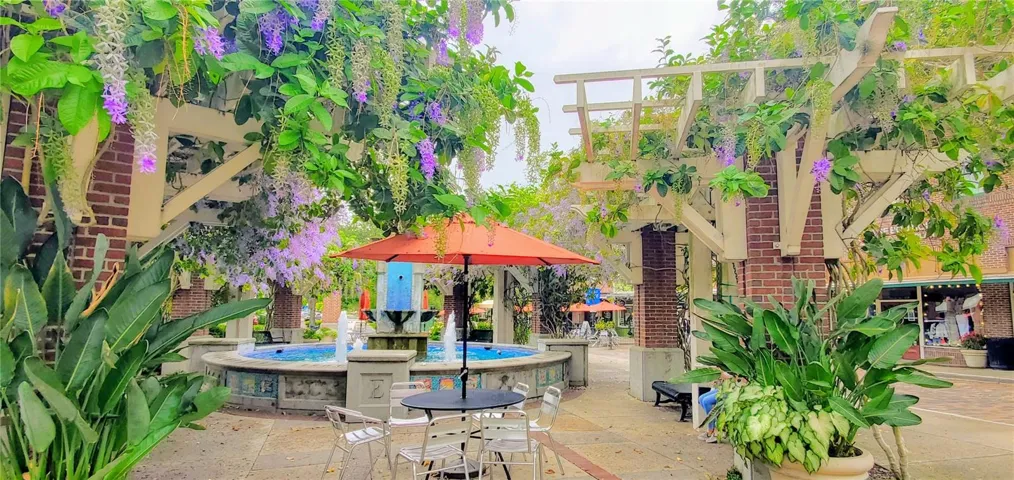 Beautiful Fountain is the main staple of downtown, surrounded by Queens Wreath
