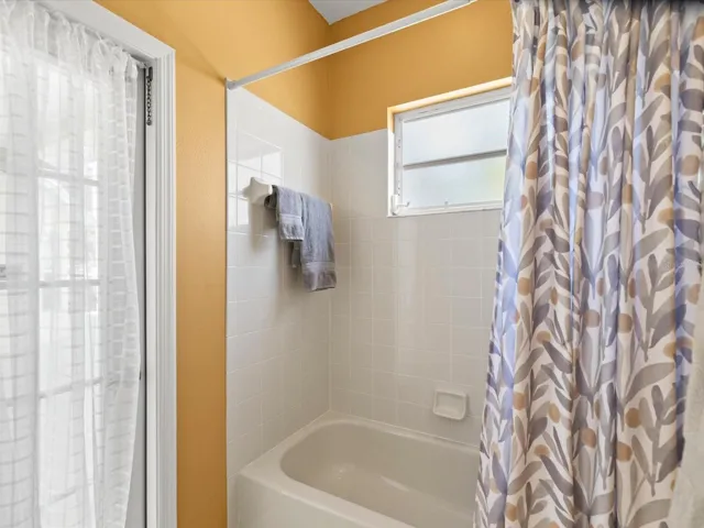 Bathroom 2, also a pool bath