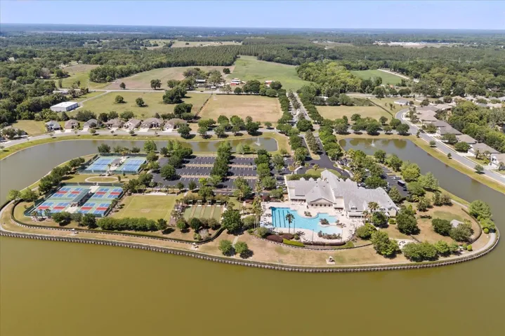 Incredible community amenities and clubs! Talk about an amazing lifestyle!