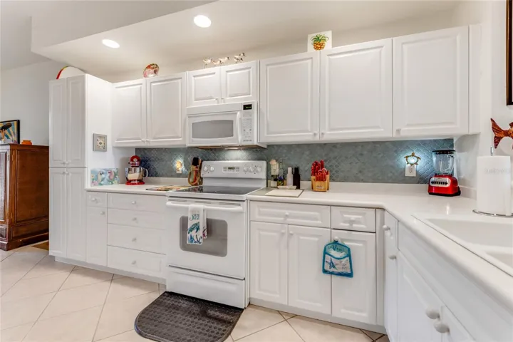 Kitchen w/breakfast bar