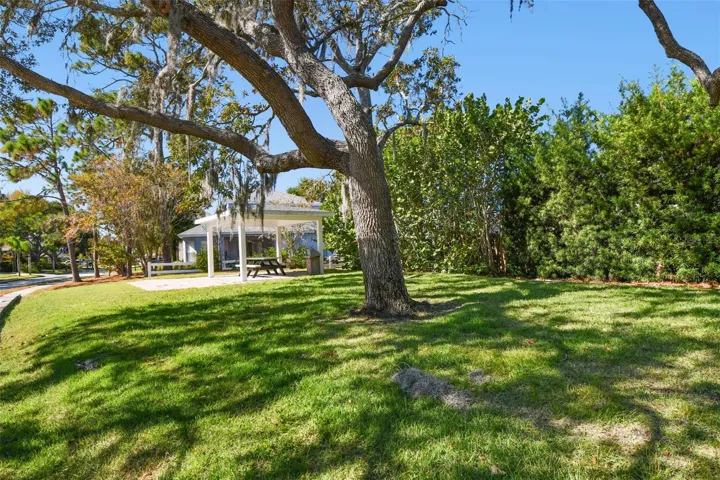 Grassy Pointe...what a quaint community...places to picnic.