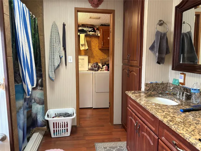 Main House: MBTH w/shower-through to Hallw