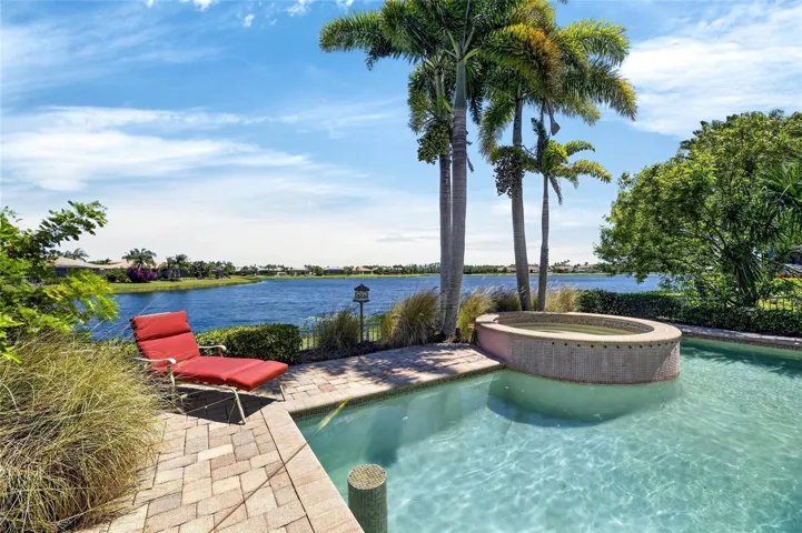 Luxurious Lakeside Pool & Spa