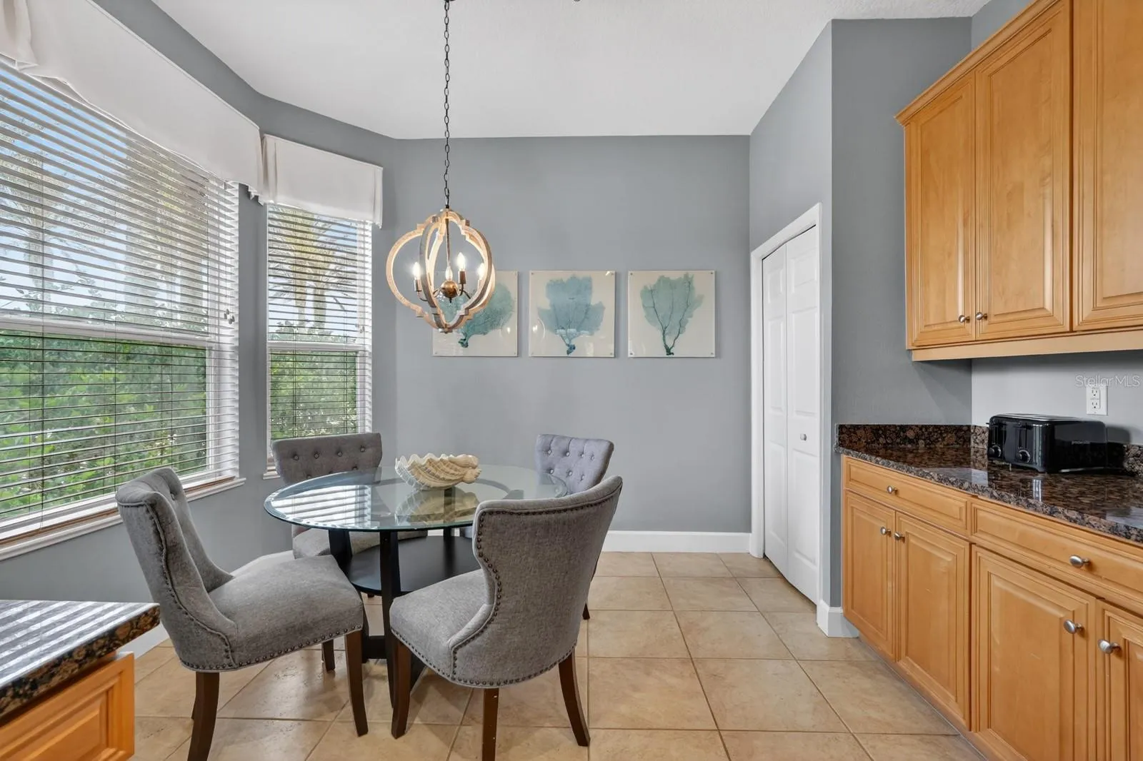 Breakfast nook area