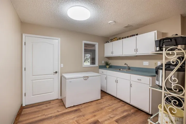 Butler's Pantry/Wet bar leading to dipping pool