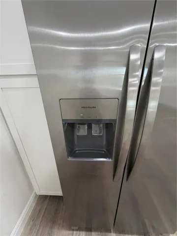 Door water and ice dispenser