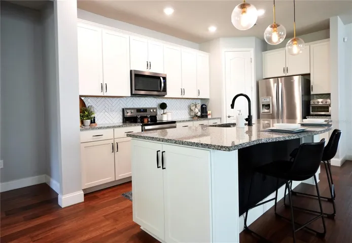 Breakfast bar at the kitchen island.