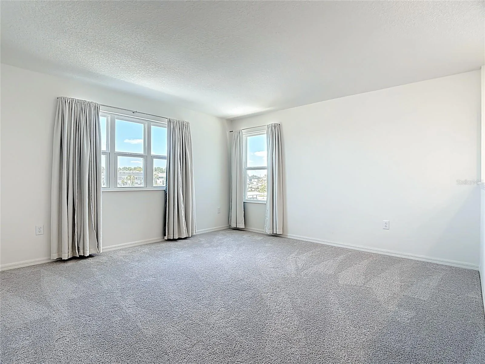 Spacious loft perfect for enternainment or a home office