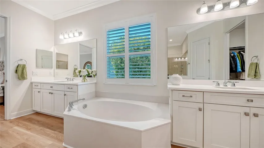 Primary ensuite bathroom - dual vanities