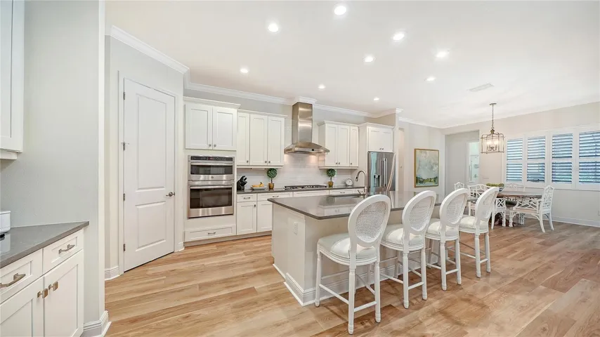 Kitchen w/walk in pantry