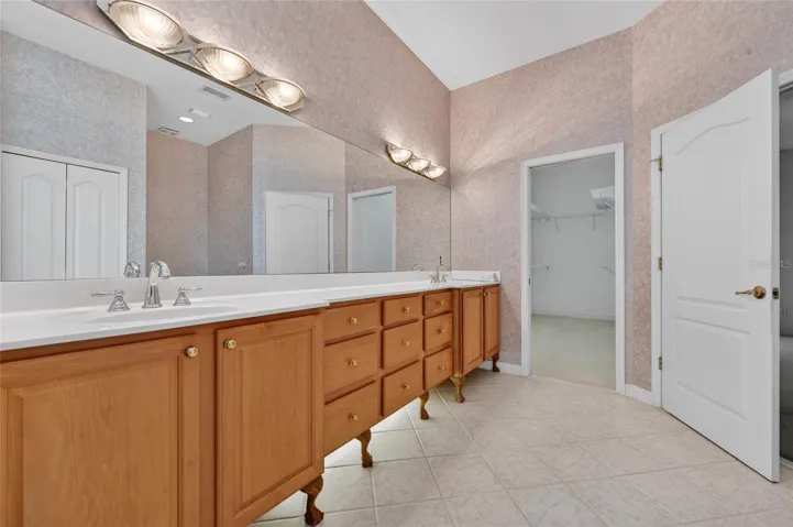12 Foxfords Chase Primary Bathroom
