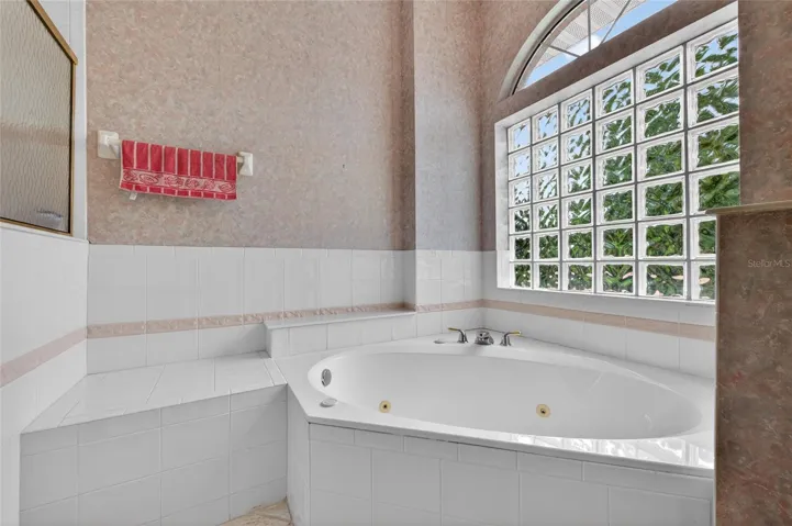 12 Foxfords Chase Primary Bathroom Tub