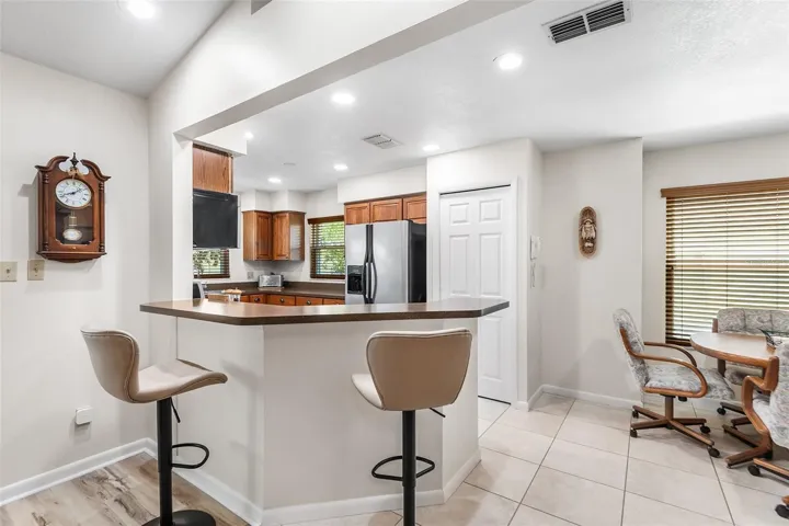 BREAKFAST BAR, KITCHEN & DINING AREA