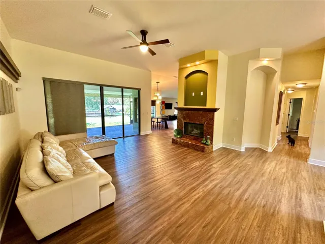 20x16 Living Room w Fireplace