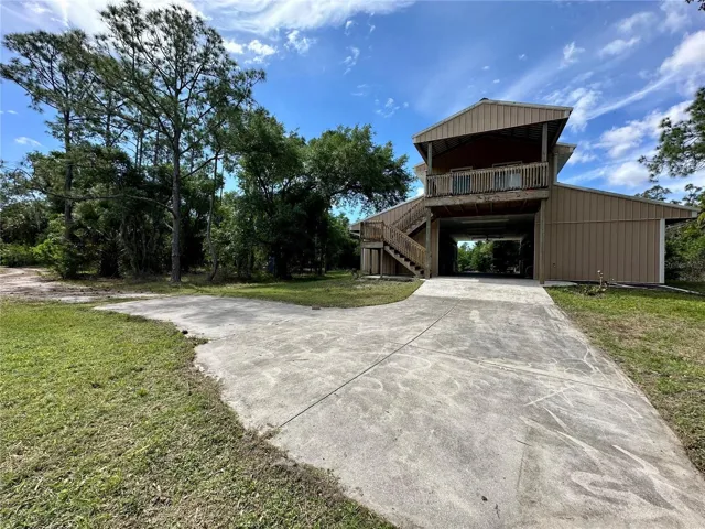 5 stall barn with 12x12 Tack Room w separate entrance &amp; drive