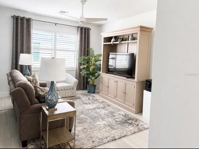 Oversized 4th Dedroom, Den or Media Room