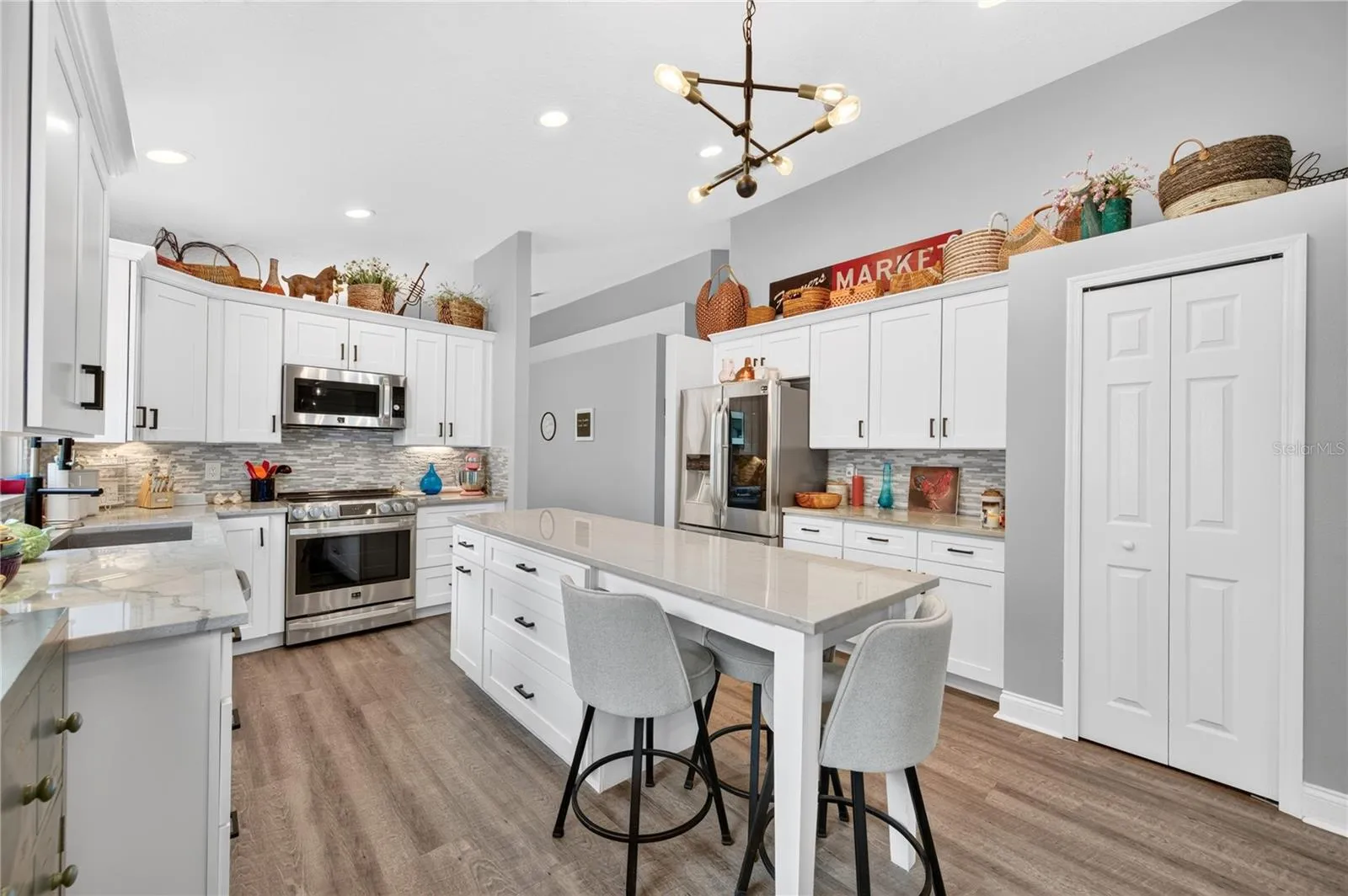 Kitchen with High Ceilings center Island and Pantry
